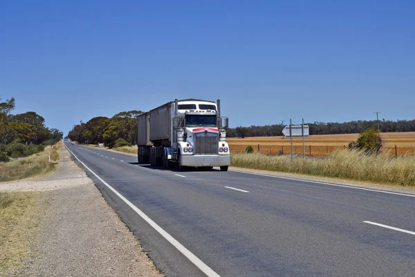 Australia Camion Pesante Solito Chiamato Treno Strada Hume Autostrada — Foto Stock