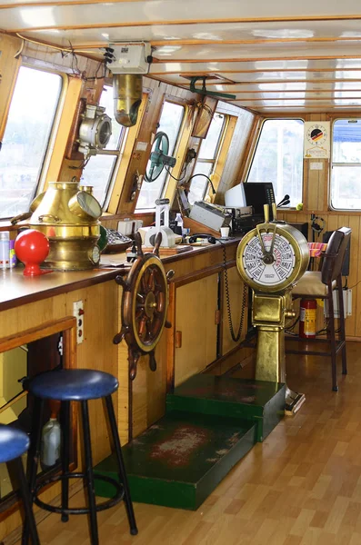 Yunanistan, direksiyon simidi ve donanımları bir Yunan feribot ile Köprü