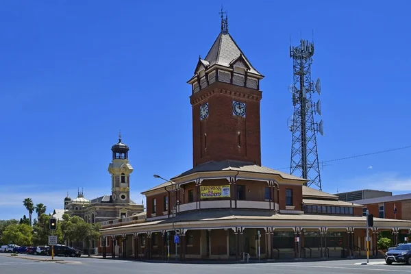 壊れた丘 ニューサウス ウェールズ州 オーストラリア 2017 オーストラリア郵便局伝送マストと旧市庁舎ビルを背景に ニュー サウス ウェールズの元フロンティア鉱山の町 — ストック写真