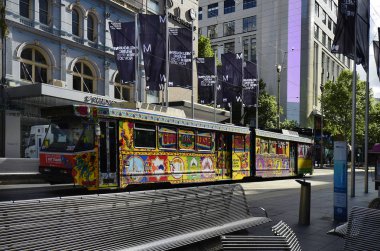 Melbourne, Vic, Avustralya - 03 Kasım 2017: Renkli boyalı tramvay Swanston Streetl içinde Victoria sermaye