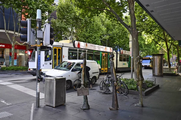 メルボルン ビクトリア州 オーストラリア 2017 身元不明者 トラフィックとビクトリアの首都のスワントン歩く彫刻 — ストック写真