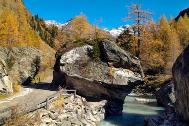 Avusturya, Gschloess Vadisi 'nde dere ve açık yürüyüş yolu Avusturya Alpleri' nin ortasında Hohe Tauern ulusal parkında.