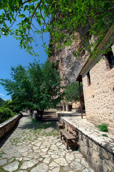ギリシャ エピロス 13世紀に建てられたキピナス修道院への歩道岩の顔に — ストック写真