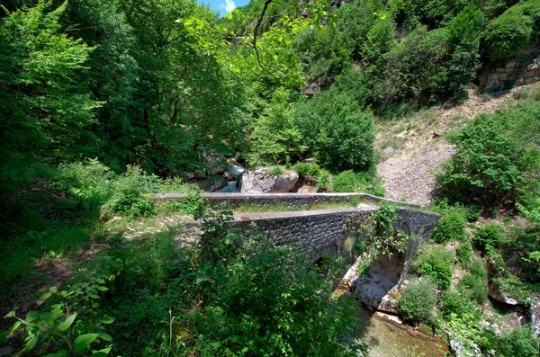 Griechenland Epirus Mittelalterliche Steinbrücke Von Kouiassa Über Den Fluss Kallaritikos — Stockfoto