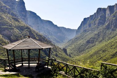 Yunanistan ve Epirus, Vikos-Aoos Ulusal Parkı 'nda Vikos geçidine bakıyor 