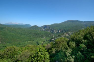 Yunanistan, Epirus, Vikos-Aoos Ulusal Parkı 'nda Papigo köyüne giden dağ yolu ile manzara