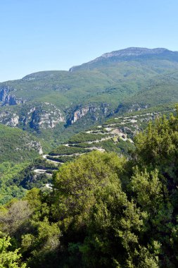 Yunanistan ve Epirus, Vikos-Aoos ulusal parkındaki Papingo köyüne giden dolambaçlı dağ yolu 