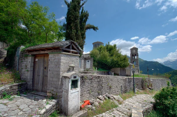 ギリシャ エピロス 山岳村の聖ニコラス教会への道を舗装Kalarites Tzoumerka国立公園のアルーマニアン別名ヴラフ村 交通は可能ではありません 車やトラックのための通りは この村にはありません — ストック写真