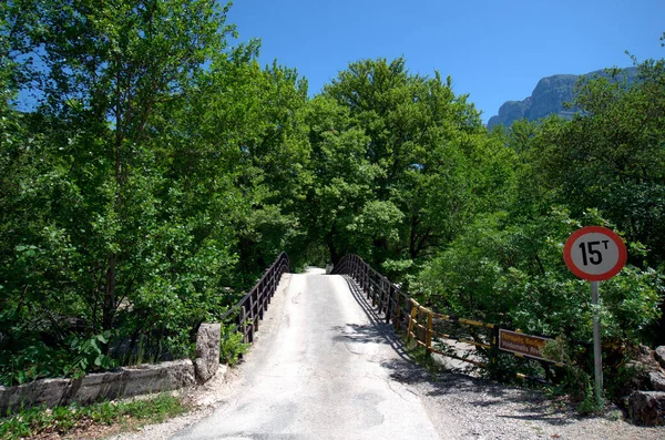 Grecja Epirus Most Papingo Most Jednopasmowy Nad Rzeką Voidomatis Parku — Zdjęcie stockowe
