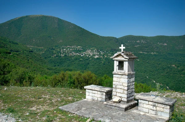 ギリシャ エピロス ヴィコス アオス国立公園の風景道端の神社と山の村アリスティー — ストック写真