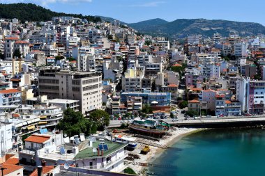 Kavala, Yunanistan - 13 Haziran 2019: Ege Denizi üzerindeki kentteki rıhtım ve binalar