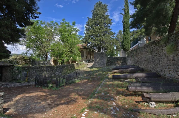 Grécia Ioannina Pátio Público Com Antigas Conchas Enferrujadas Mesquita Aslan — Fotografia de Stock