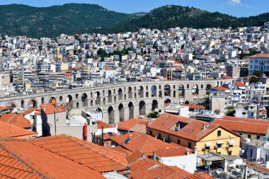Yunanistan, Kavala ve Kamares 'in ortaçağ su kemerleriyle çevrili şehir manzarası