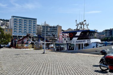 Kavala, Yunanistan - 13 Haziran 2019: Ege Denizi kıyısındaki balıkçı teknesinin ağlarını bilinmeyen balıkçılar sağlıyor.