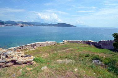 Yunanistan, Nea Peramos 'taki Ege Denizi üzerindeki Anaktoroupolis Ortaçağ şatosunun tahkim edilmiş duvarı yıkıldı
