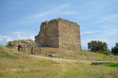 Yunanistan, Nea Peramos 'taki Ege Denizi üzerindeki Anaktoroupolis Ortaçağ şatosunun tahkim edilmiş duvarı yıkıldı