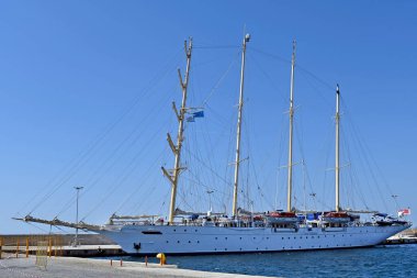 Kavala, Yunanistan - 13 Haziran 2019: Ege Denizi kıyısındaki kentin limanında lüks yelkenli gemi