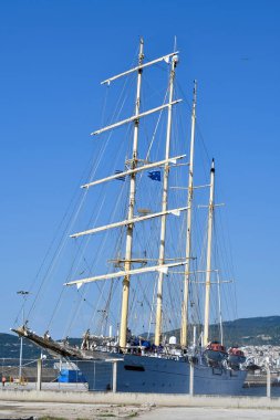 Kavala, Yunanistan - 13 Haziran 2019: Ege Denizi kıyısındaki kentin limanında lüks yelkenli gemi