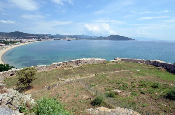 Grécia Muralha Fortificada Castelo Medieval Anaktoroupolis Praia Nea Peramos Mar — Fotografia de Stock