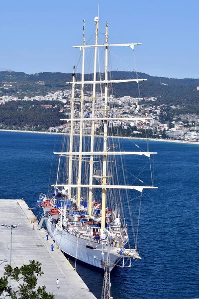 ギリシャのカバラ 2019年6月13日 未確認の男はエーゲ海の都市の港で豪華セーリング船を中止 — ストック写真