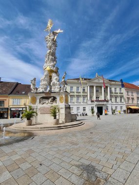Baden, Avusturya - Temmuz 08, 2020: Avusturya 'nın Aşağı kesimindeki Spa kasabasının yaya bölgesinde, Çeşmeler, Veba Sütunu ve Trinity Sütunu ve Townhall ile ana meydanda kimliği belirsiz kişiler