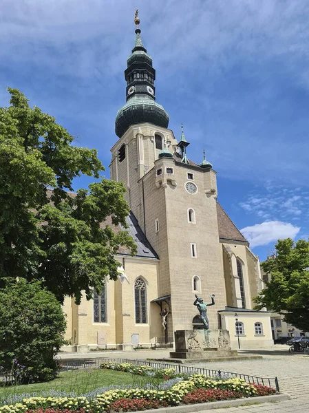 Baden, Avusturya - 8 Temmuz 2020: Aşağı Avusturya 'da ölen Aziz Stephan Katolik Kilisesi