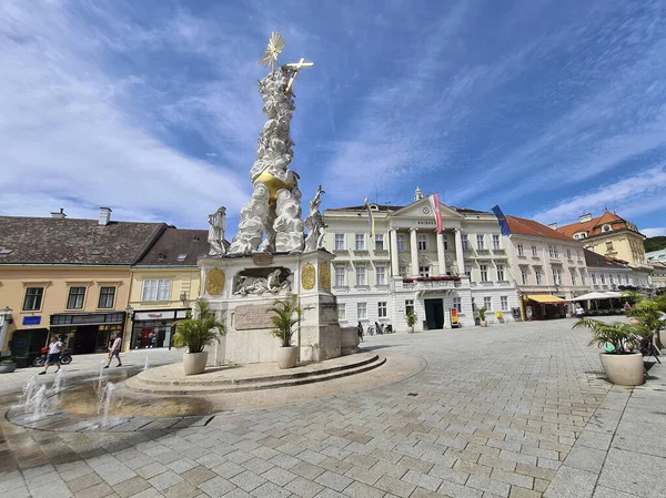 奥地利巴登 2020年7月8日 在奥地利下城温泉城行人区与瘟疫柱 三一柱及市政厅的主要广场上的身份不明者 — 图库照片