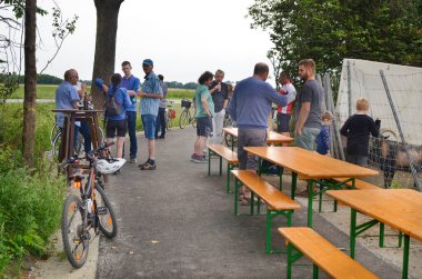 Reisenberg, Avusturya - 25 Ağustos 2020: Kimliği belirlenemeyen bisikletli bir grup sporcu, Avusturya 'nın Aşağı kesiminde bisiklet yolunda dinleniyor.