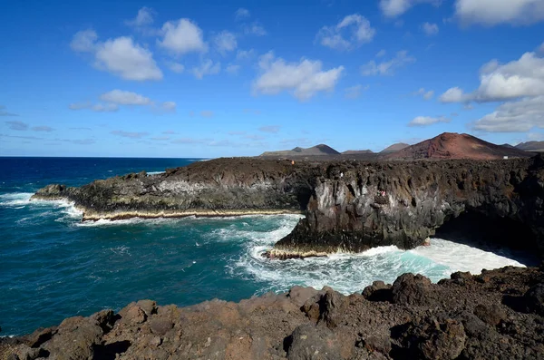 Lanzarote Wyspa Kanaryjska Hiszpania Stycznia 2012 Niezidentyfikowani Ludzie Klifach Los — Zdjęcie stockowe