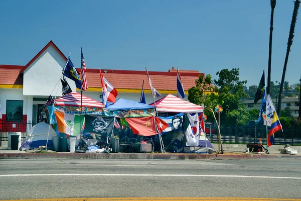 美国加利福尼亚州洛杉矶 2020年8月14日 身份不明的无家可归者住在好莱坞大道的帐篷里 与社会缺陷作斗争 — 图库照片