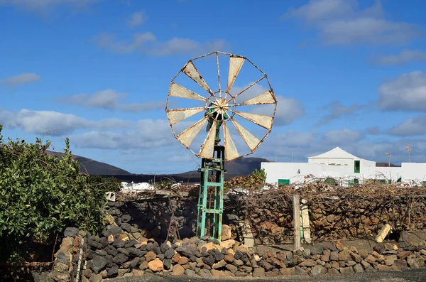Spanien Kanarieöarna Vindhjul För Vattenförsörjning Yaiza Lanzarote Lavastenar Horisontellt — Stockfoto