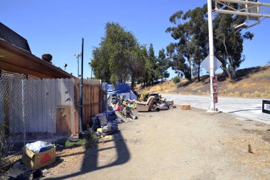 ABD, Kaliforniya, California otoyol çıkışında yasadışı atık