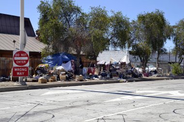 ABD, Kaliforniya, California otoyol çıkışında yasadışı atık