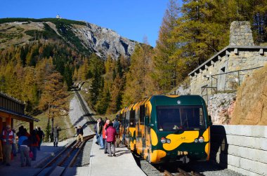 Puchberg, Avusturya - 24 Ekim 2012: Demiryolu istasyonundaki kimliği belirlenemeyen kişilerin adı Salamander. Schneeberg dağına giden tren ve dağ, tercih edilen bir ekoloji ve turizm merkezi. 