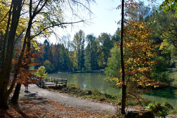 Sparbach Áustria Outubro 2019 Pessoas Não Identificadas Descansam Lagoa Uma — Fotografia de Stock