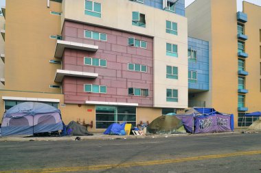 Los Angeles, CA, ABD - 12 Eylül 2020: Kaliforniya 'daki caddelerde çadır ve barınaklar, sosyal açıdan dezavantajlı ve evsiz insanlar için üzücü bir alternatif
