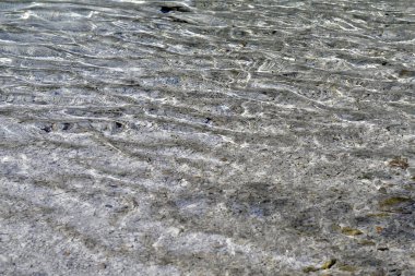 Avusturya, steyr nehrinin temiz suyu Yukarı Avusturya 'nın Pyhrn-Priel tatil bölgesinde yer alan Kalkalpen Ulusal Parkı' ndaki dere yatağında çakıl taşlarının üzerinden akıyor.