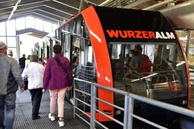 Spital am Pyhrn, Avusturya - 10 Eylül 2020: Dağ istasyonundaki kimliği belirsiz kişiler, fünikülerin Yukarı Avusturya 'nın Pyhrn-Priel tatil bölgesinde yer alan Kalkalpen Ulusal Parkı' ndaki Wurzeralm 'a taşınması, seyahat Destinati' sini tercih etti.