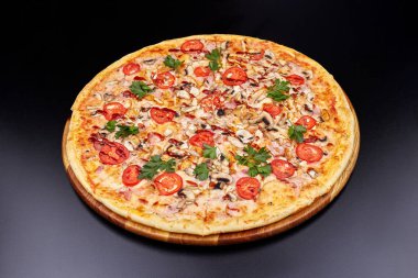 Tahta kesme tahtasının üzerinde barbekü soslu taze pizza. koyu arkaplanda izole.