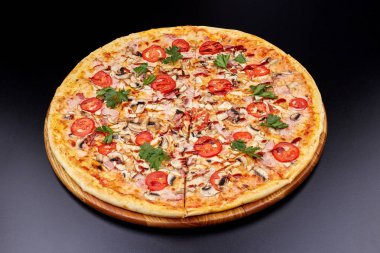Tahta kesme tahtasının üzerinde barbekü soslu taze pizza. koyu arkaplanda izole.