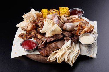 Türlü lezzetli ızgara et ve sebze. Izgara bbq eti ve sebzeler. Ahşap tabakta ızgara et. Üst görünüm.