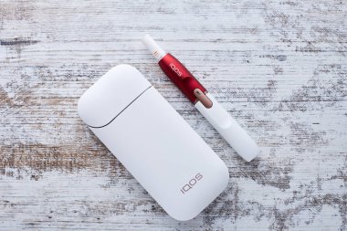 Ekim 19.2019, Hamm, Almanya: Beyaz bir arkaplanda izole edilmiş Philip Morris şirketinden yeni bir neslin elektronik sigarası.