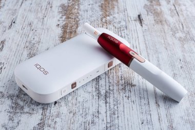 Ekim 19.2019, Hamm, Almanya: Beyaz bir arkaplanda izole edilmiş Philip Morris şirketinden yeni bir neslin elektronik sigarası.