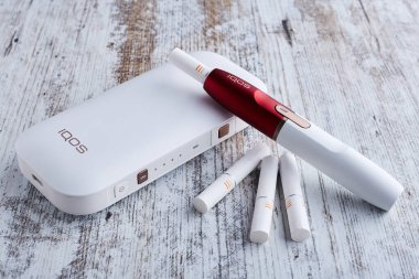 Ekim 19.2019, Hamm, Almanya: Beyaz bir arkaplanda izole edilmiş Philip Morris şirketinden yeni bir neslin elektronik sigarası.