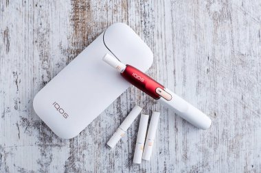Ekim 19.2019, Hamm, Almanya: Beyaz bir arkaplanda izole edilmiş Philip Morris şirketinden yeni bir neslin elektronik sigarası.