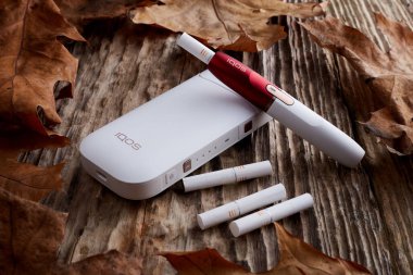 Ekim 19.2019, Hamm, Almanya: Philip Morris şirketinin yeni nesil elektronik sigarası, eski ahşap arka planda.