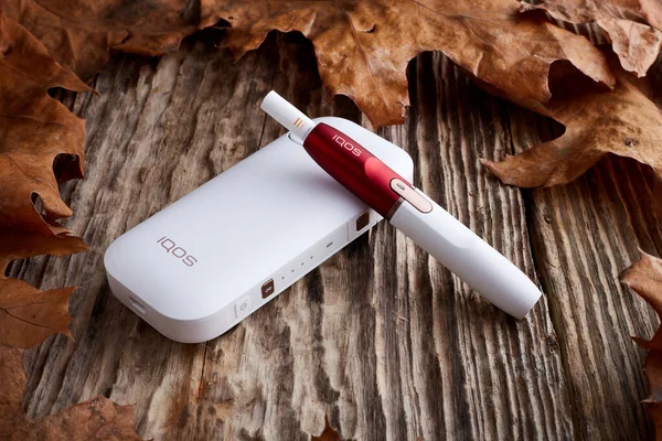 Ekim 19.2019, Hamm, Almanya: Philip Morris şirketinin yeni nesil elektronik sigarası, eski ahşap arka planda.