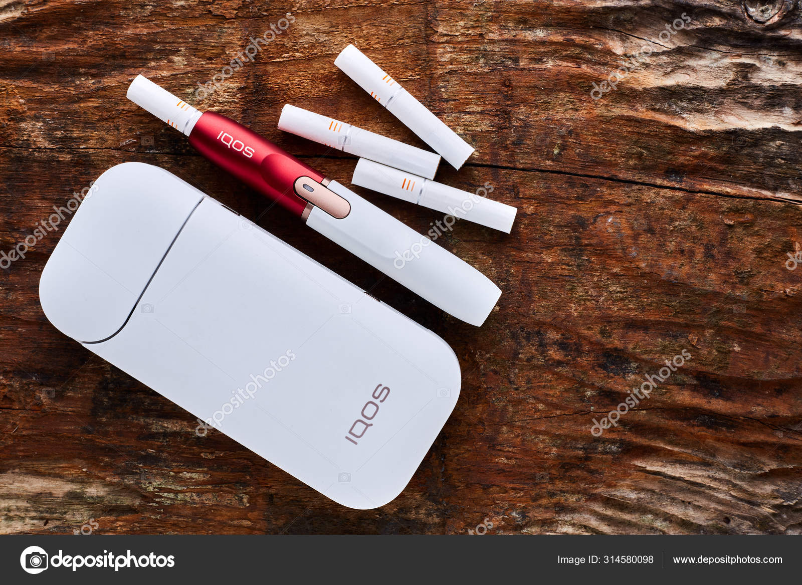 19.10.2019, hamm, deutschland: iqos elektronische zigarette der neuen  generation der firma philip morris, auf altem holzgrund. - Stockfotografie:  lizenzfreie Fotos © foxalexey 314580098