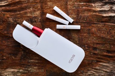 Ekim 19.2019, Hamm, Almanya: Philip Morris şirketinin yeni nesil elektronik sigarası, eski ahşap arka planda.