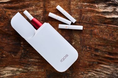 Ekim 19.2019, Hamm, Almanya: Philip Morris şirketinin yeni nesil elektronik sigarası, eski ahşap arka planda.